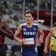 Timothy Cheruiyot leads Jakob Ingebrigtsen during the 2020 Tokyo Olympics