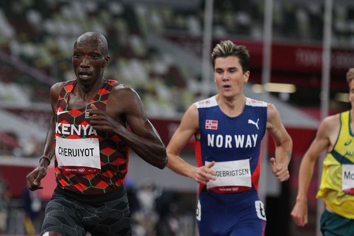Timothy Cheruiyot leads Jakob Ingebrigtsen during the 2020 Tokyo Olympics