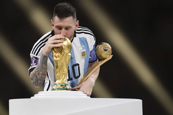 Lionel Messi with the World Cup trophy | Imago