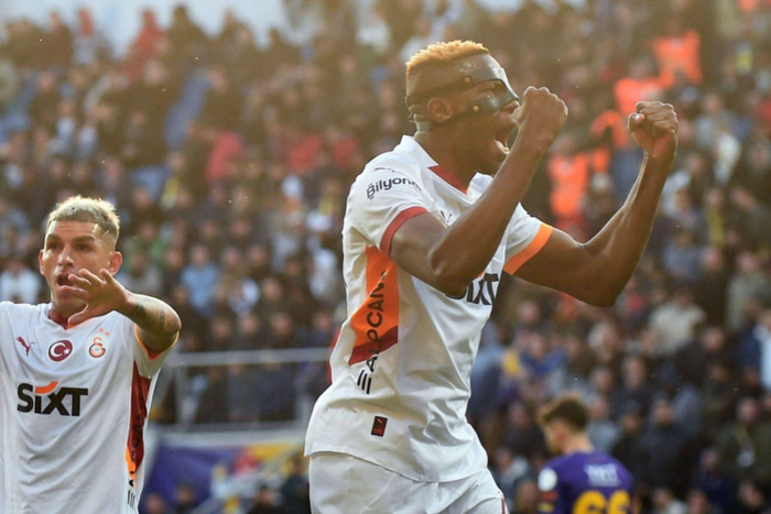 Victor Osimhen of Galatasaray celebrates after scoring the third goal of his team with teammates during the Turkish Super League match  Turkey on April 27 , 2025. ( Photo by Seskimphoto )