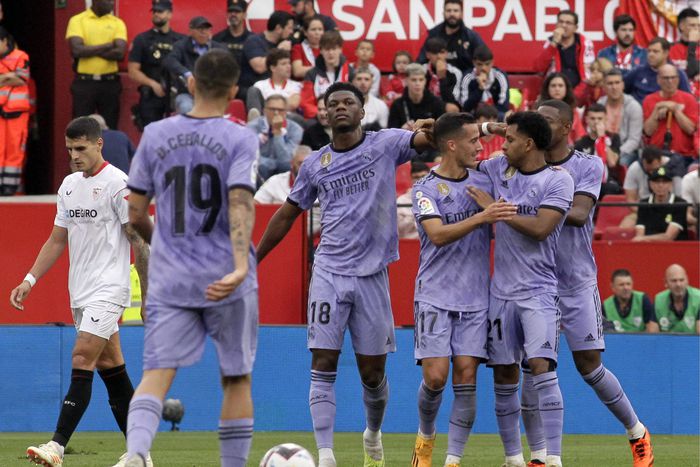 Real Madrid players celebrating Rodrygo's goal