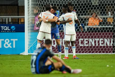 Chidozie Awaziem celebrates with teammates || Imago