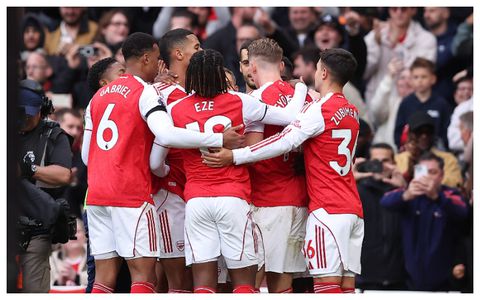 Arsenal displace Liverpool to move top of the Premier League table after West Ham win