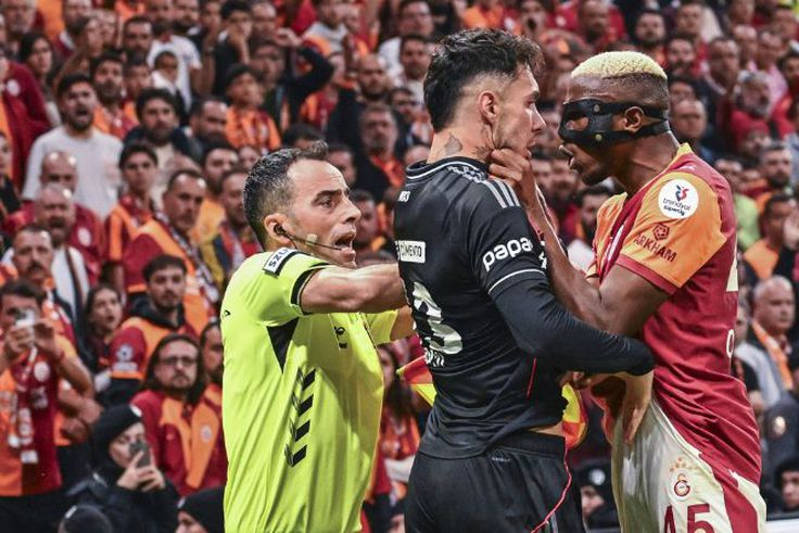 Victor Osimhen (45) of Galatasaray faces off with Emirhan Topcu (C) of Besiktas || Image credit: Imago