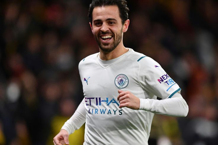 Silva shines as Man City stroll to top spot in Premier League