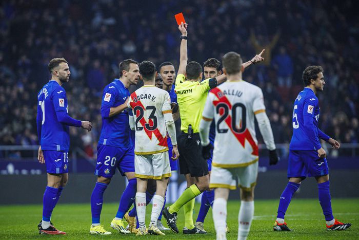 The referee shows Mason Greenwood a red card for dissent against Rayo Vallecano.