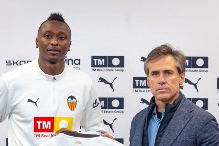 Umar Sadiq's unveiling by Valencia || Image credit: VCF
