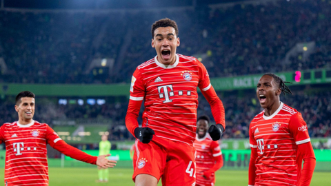 10-man Bayern trounce Wolfsburg in a 6-goal thriller