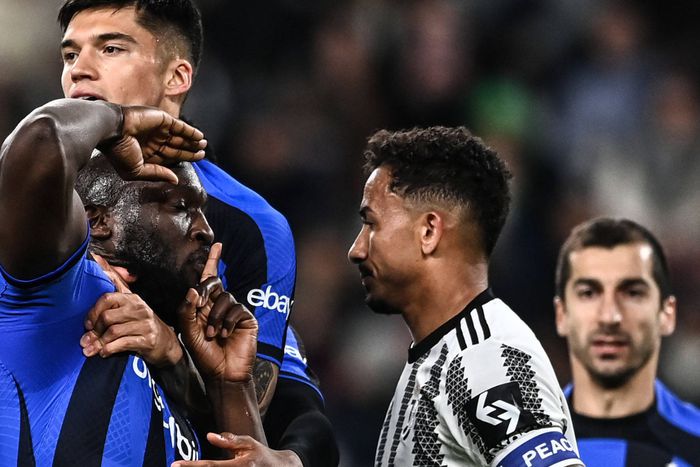 Inter Milan's Lukaku celebrates goal in front of Juventus players.