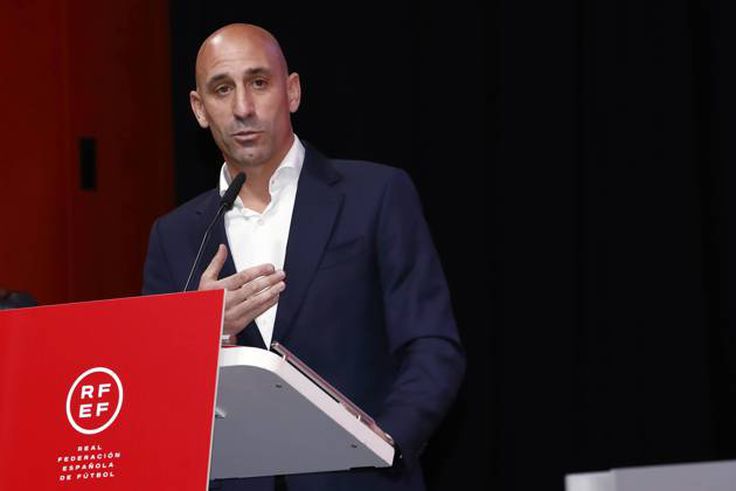 Disgraced ex-Spanish FA chairman attacked with eggs at book signing