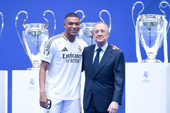 Real Madrid President Florentino Perez (R) poses with Kylian Mbappe during Mbappe s official presentation as Real Madrid s player at Santiago Bernabeu stadium, in Madrid, Spain, on July 16, 2024. (Photo by Xinhua)