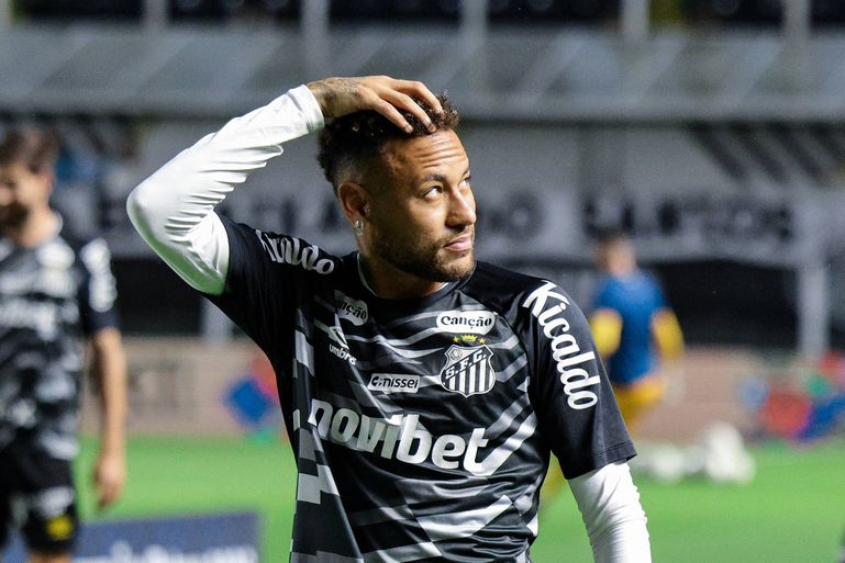 Neymar looking frustrated || imago