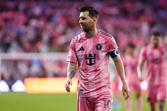 Xavi claims Barcelona president blocked Messi’s move