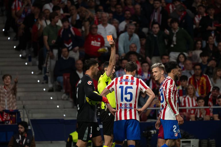 Atletico Madrid player sent off || imago