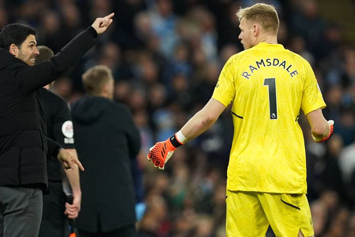 Arsenal manager Mikel Arteta with Aaron Ramsdale.