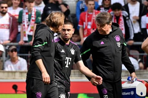 Raphael Guerreiro leaves the pitch injured | Imago