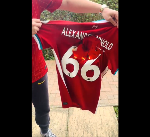 Liverpool fan burns down Arnold's jersey || X