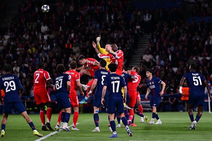 Bayern Munich vs PSG in Champions League action