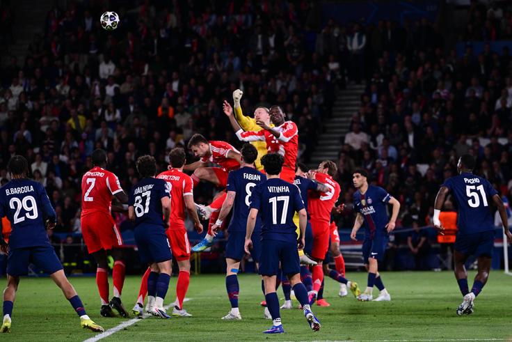 Bayern Munich vs PSG in Champions League action