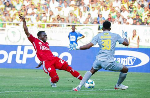 Ghana's Augustine Okrah leads players clear out at Simba