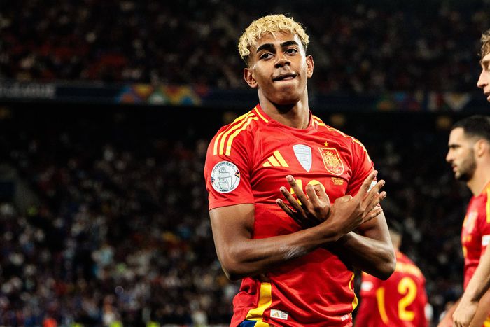 Lamine Yamal celebrates scoring for Spain against France | Imago