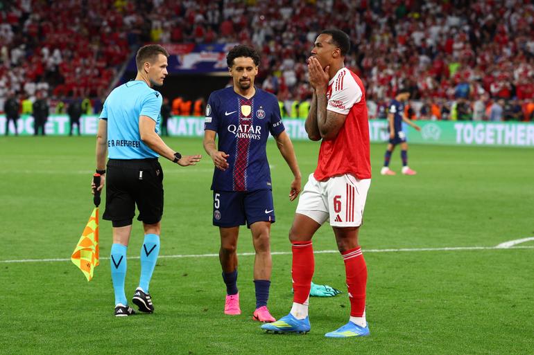 Marquinhos consoling Gabriel || Imago