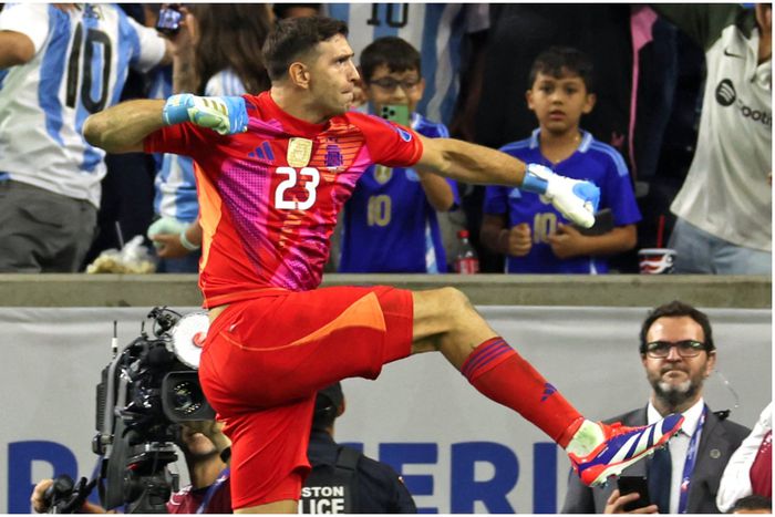 King of penalties Emiliano Martinez after eating good again for Argentina from 12 yards.
