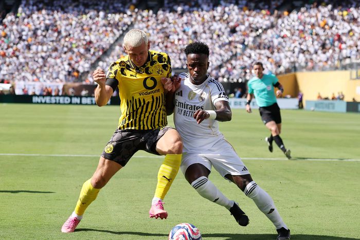Julian Ryerson of Borussia Dortmund tussles with Vinicius Junior of Real Madrid during the Real Madrid vs Borussia Dortmund FIFA Club World Cup quarter final match at Metlife Stadium, New Jersey. Picture credit: David Klein Sportimage