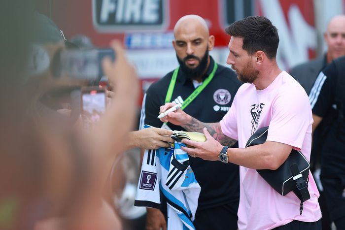 Lionel Messi signing autographs for Inter Miami fans | Photocredit: Mirror Football