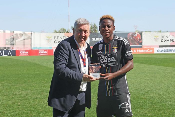 Ucheibe posted receiving a plaque for achieving 100 appearances with Benfica. Instagram/Christy Ucheibe