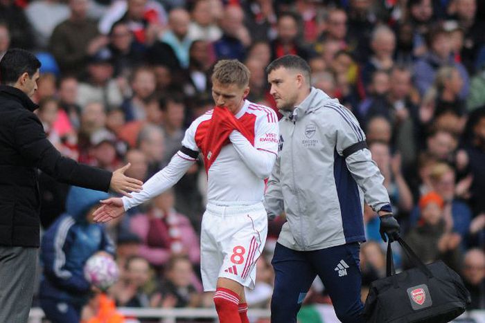 Martin Odegaard leaves the field injured