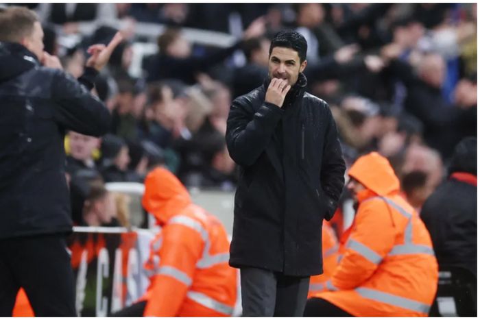 Mikel Arteta of Arsenal endures