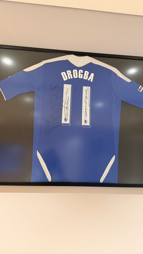Drogba signs special handwritten message on a gifted jersey || X