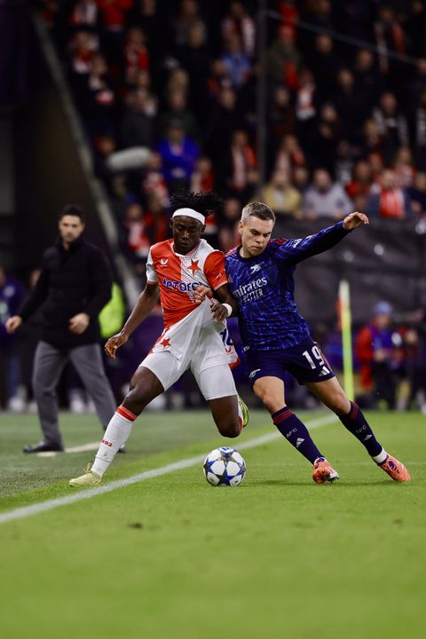 David Moses fights Arsenal's Trossard during their Champions League clash. (Photo Credit: Slavia Praha/x)