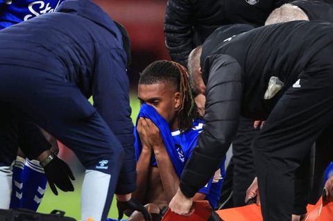 Alex Iwobi suffers a possible season-ending injury in Everton's clash against Manchester United