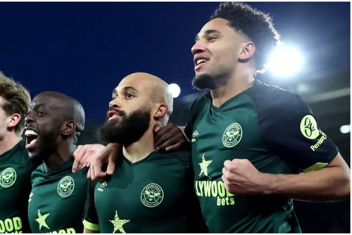 Bryan Mbeumo and Wissa celebrate with their fellow Bees.