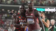 El canadiense Marco Arup alerta a Emmanuel Wanyone mientras mira el récord mundial de David Rudisha