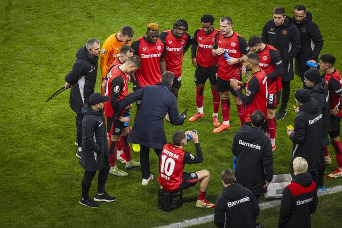 Trainer Xabi Alonso (Leverkusen) Patrik Schick (LEV) Matej Kovar (LEV) Victor Boniface (LEV) Jeremie Frimpong (LEV) Nathan Tella (LEV) Granit Xhaka (LEV) Jonathan Tah (LEV) Florian Wirtz (LEV) Bayer Leverkusen - 1. FC Köln 05.02.2025 || Imago