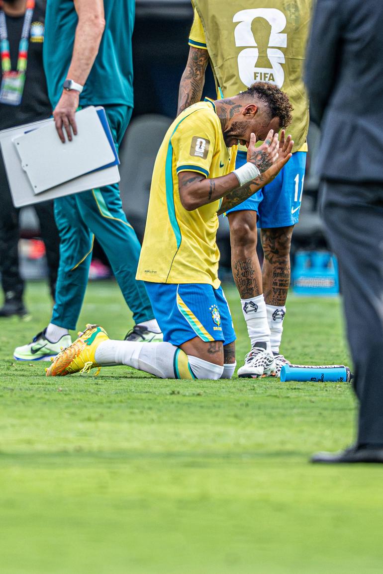 Neymar in tears after World Cup exit || imago