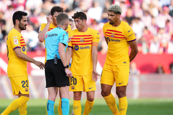 Sergi Roberto, Ronald Araujo and Ilkay Gundogan of FC Barcelona, Barca protesting penalty to the referee Girona FC v FC Barcelona, La Liga || Image credit: Imago
