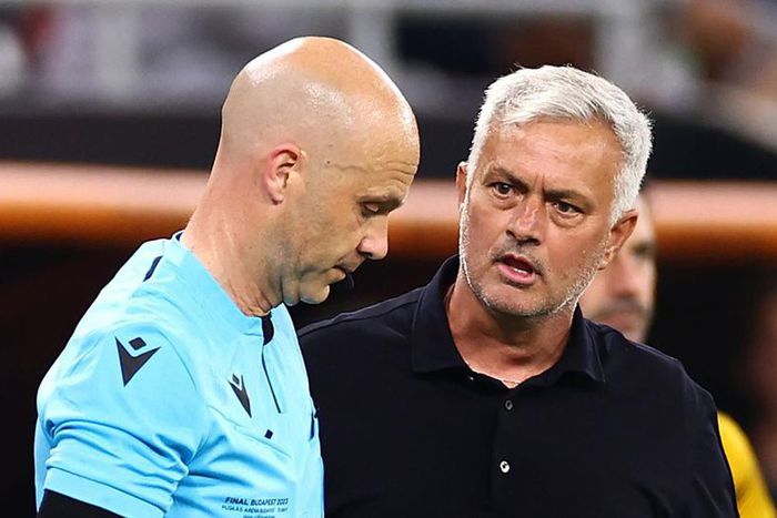 AS Roma boss Jose Mourinho and referee Anthony Taylor || Getty