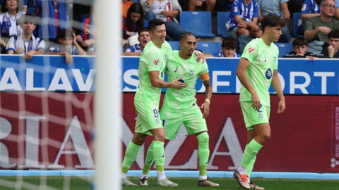 Hat-trick hero Lewandowski fires Barcelona past Alaves to move clear of Real Madrid