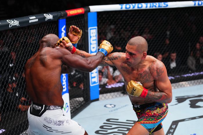 Israel Adesanya's nemesis Alex Pereira knocks out Khalil Rountree Jr at UFC 307 to retain light heavyweight title