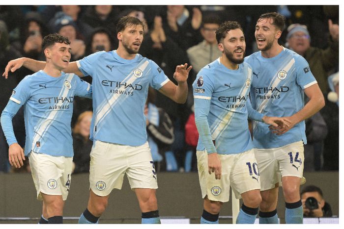 Man City close gap on Arsenal