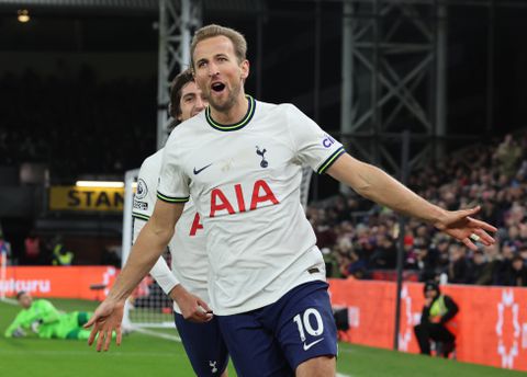 Kane ready to commit to Spurs despite Manchester United interest