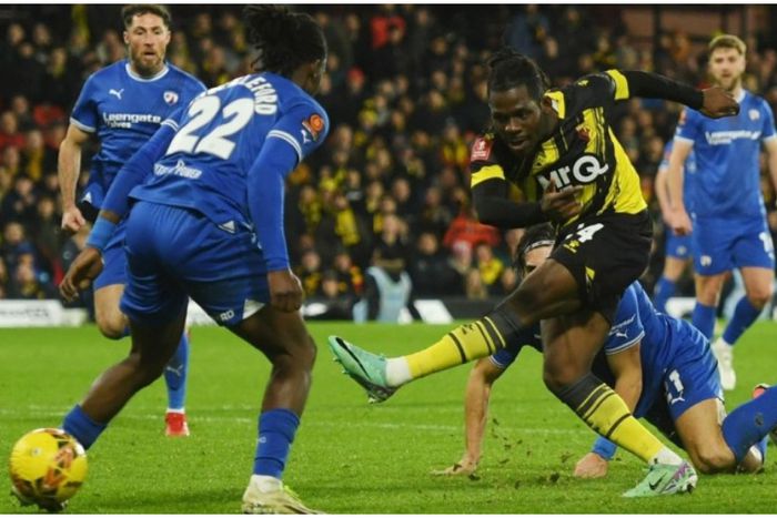 Tom Dele-Bashiru fires in the stoppage-time winner for Watford.