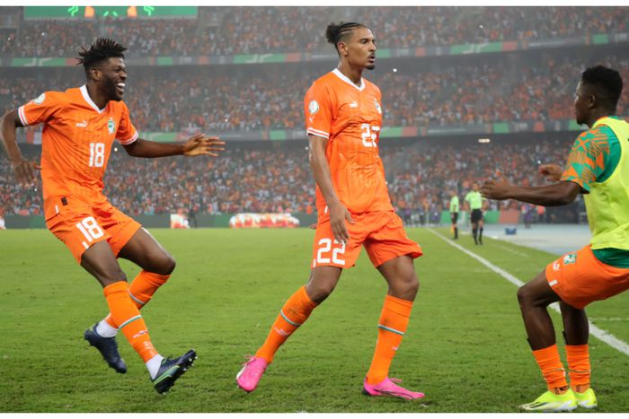 Sebastian Haller celebrates with his teammates.