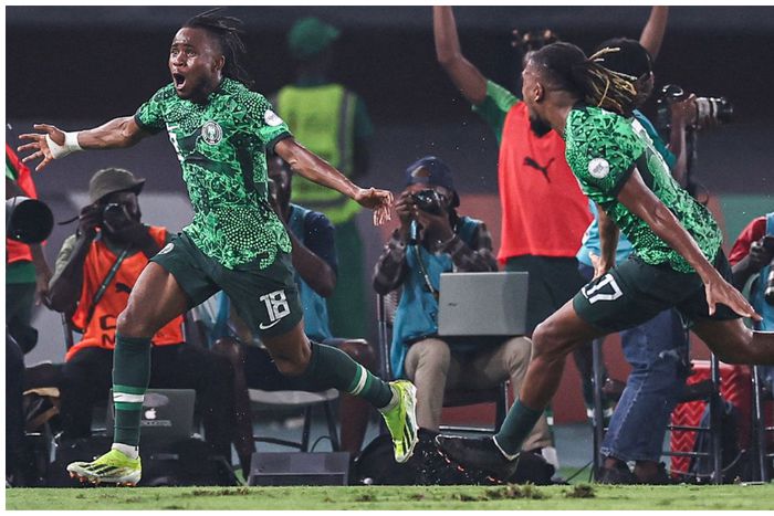 Alex Iwobi (right) and Ademola Lookman celebrate at the AFCON 2023.