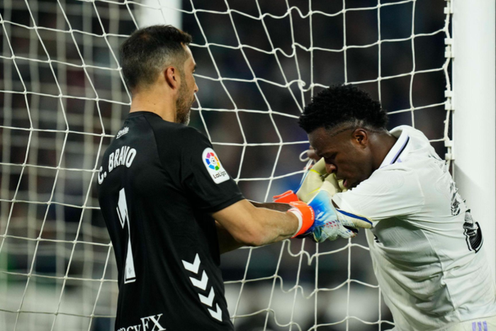 Claudio Bravo and Vinicius in Real Betis vs Real Madrid