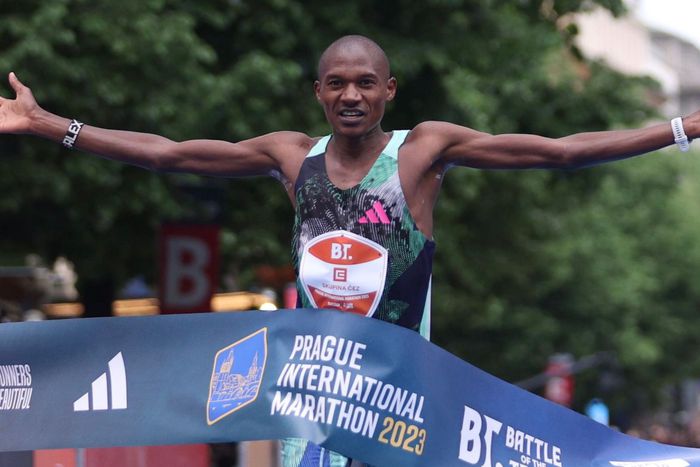 Alexander Mutiso wins the 2023 Prague Marathon